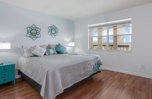 Golden Gate Condo | 2 Bedroom Condo 429526 by Houzlet
