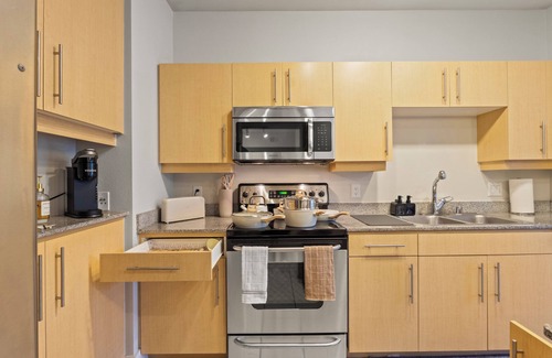Oak Lawn Condo | 2-bedroom condo 8 mins to AAC