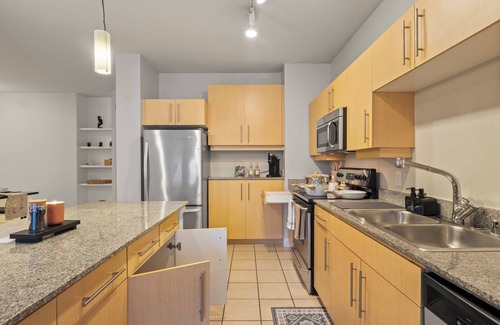 Oak Lawn Condo | 2-bedroom condo 8 mins to AAC