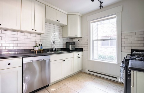 Broadway Condo | 2-bedroom condo in heart of Capitol Hill, Lightrail & Parking