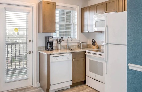 Historic Hill Condo | 2 Bedroom Condo, Kitchen, Sleeps 6, Downtown Newport, Wyndham Onshore Resort!