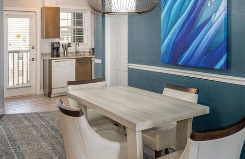 Historic Hill Condo | 2 Bedroom Condo, Kitchen, Sleeps 6, Downtown Newport, Wyndham Onshore Resort!