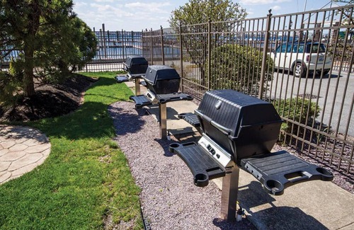 Historic Hill Condo | 2 Bedroom Condo, Kitchen, Sleeps 6, Downtown Newport, Wyndham Onshore Resort!