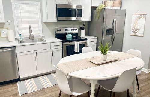 North Charleston Cottage | 2 Bedroom Cottage10 min from Downtown! Pet & Family Amenities Available