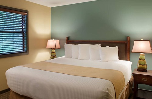 Wisconsin Dells Resort | 2 Bedroom Cottage at Christmas Mountain Village