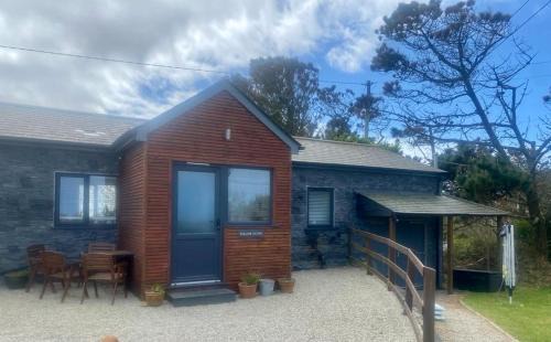 Sennen Apartment | 2 Bedroom cottage sleeps 4 with Hot-tub, & shared Pool use