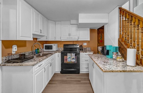 Calgary House | 2 Bedroom Cozy Unit- Basement Lower Level