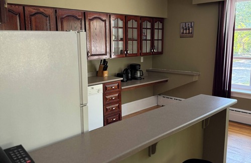 Waterford Valley Apartment | 2 Bedroom Downtown Apartment Midstream Manor Unit 9