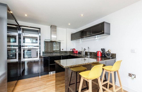 Docklands Apartment | 2-bedroom Duplex Bliss Steps From Excel London