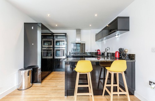 Docklands Apartment | 2-bedroom Duplex Bliss Steps From Excel London