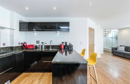 Docklands Apartment | 2-bedroom Duplex Bliss Steps From Excel London