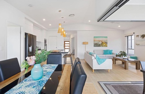 Pialba House | 2 bedroom Escape on Oceans