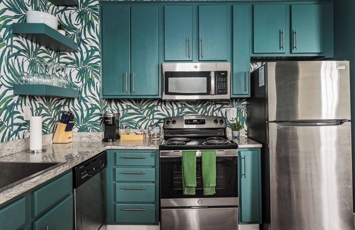 Thomas Square Condo | 2 bedroom * Firepit * Sleeps 4 * Historic Savannah * Recently Renovated *Dogs OK