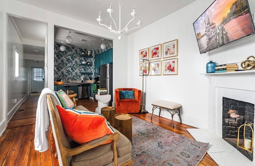 Thomas Square Condo | 2 bedroom * Firepit * Sleeps 4 * Historic Savannah * Recently Renovated *Dogs OK
