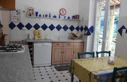 Cagnes-sur-Mer Villa | 2 bedroom flat in a charming villa. Private pool, garden, parking. Dogs allowed.