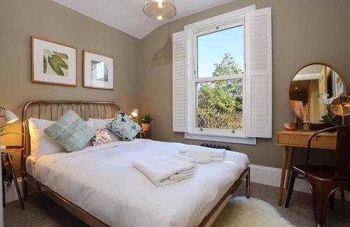 East Putney Apartment | 2 Bedroom Flat in Wandsworth Close to Tube Station