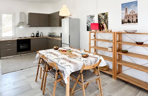 Kokkinon Khorion House | 2 bedroom gorgeous home in Plaka