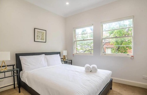 Kirribilli Apartment | 2 Bedroom Home in Kirribilli with a Great View
