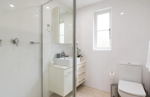Kirribilli Apartment | 2 Bedroom Home in Kirribilli with a Great View