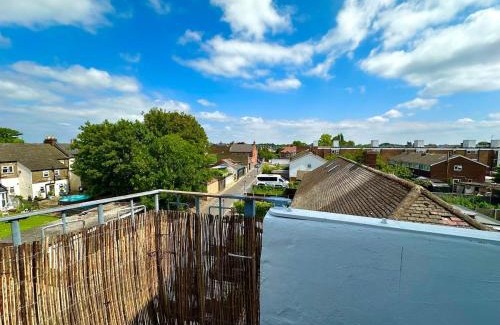 Leyton Apartment | 2 bedroom house , 25 mins to center