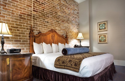 French Quarter Resort | 2 Bedroom Lock-Off Suite in Downtown New Orleans for Super Bowl 2025