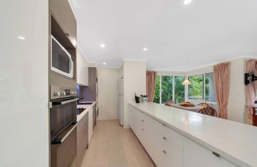 Palm Cove Apartment | 2 Bedroom Modern Corner Apartment with tropical feel in Palm Cove