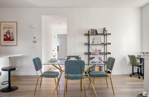 Springbank Hill House | 2 Bedroom Modern Townhouse Near Aspen Landing with Garage Parking, Fast Wi-Fi, Office, 2 Full Baths & Netflix