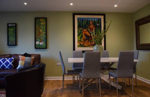 Bow Apartment | 2 Bedroom Newly Refurbished Flat In The Heart of Bow