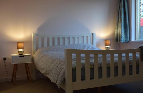 Bow Apartment | 2 Bedroom Newly Refurbished Flat In The Heart of Bow
