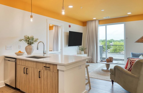 Belmont - Hillsboro Condo | 2 Bedroom Suite w/Balcony | Rooftop | New Hotel
