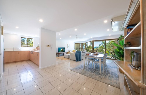 Airlie Beach Apartment | 2 bedroom unit with a pool, spa and just a short walk to Airlie Beach