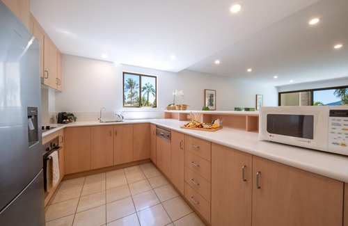 Airlie Beach Apartment | 2 bedroom unit with a pool, spa and just a short walk to Airlie Beach