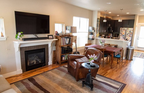 Wonderland Lake House | 2 Bedroom with dedicated office space at base of foothills and trails