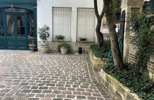 Saint-Thomas-d'Aquin Apartment | 2 bedrs apt 1000 sqf in the center of paris across the bridge from le Louvre