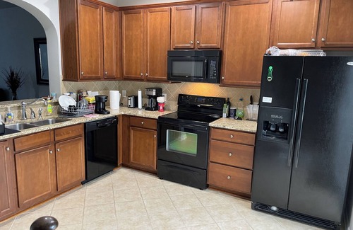 Belmont House | 2 beds 3 baths home with fenced yard. Great location!