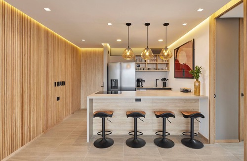 Las Lomas I Apartment | 2 beds, AC, 300mb, balcony, jacuzzi, wake 1416!