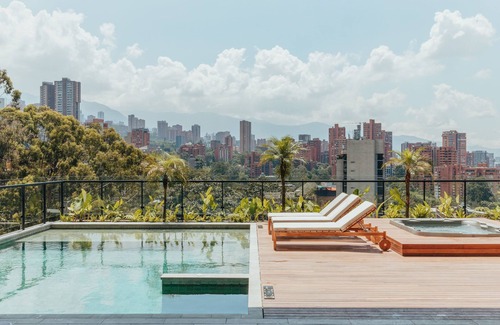 Las Lomas I Apartment | 2 beds, AC, 300mb, balcony, jacuzzi, wake 1416!