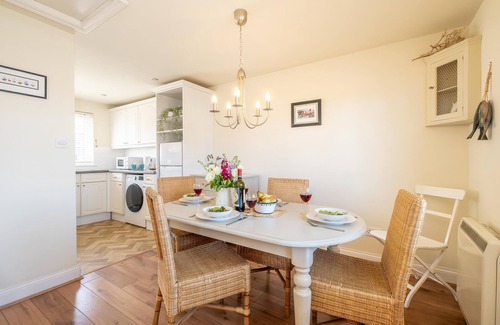 Thorpeness Apartment | 2 Bell Lodge - sleeps 6 guests in 2 bedrooms