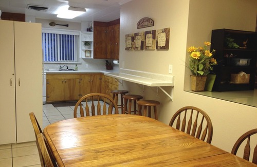 Cedar City House | 2 BlocksTo SUU, Summer Games! AC, BBQ. Sleeps 4 to 15. 2 Family Rooms. Beautiful