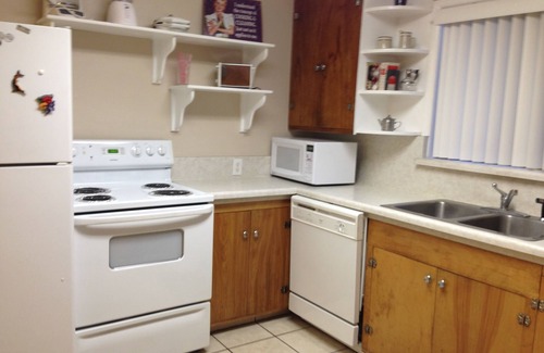 Cedar City House | 2 BlocksTo SUU, Summer Games! AC, BBQ. Sleeps 4 to 15. 2 Family Rooms. Beautiful