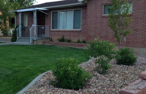 Cedar City House | 2 BlocksTo SUU, Summer Games! AC, BBQ. Sleeps 4 to 15. 2 Family Rooms. Beautiful