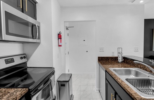 Northeast Virginia Beach Condo | 2-BR 1.5 blocks from beach w Pool!