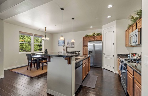 Flagstaff House | 2 BR 2.5 BTH + loft - Central, A/C & Spacious!
