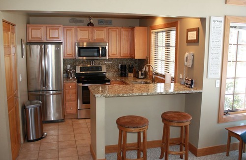 Lakeland Apartment | 2 BR/2 BA Lakefront Lighthouse Landing Condo with Wifi, nestled in a quiet cove