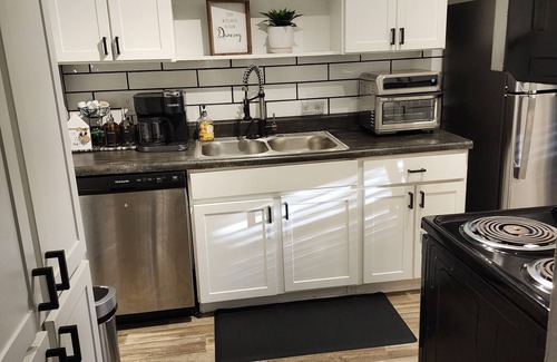 Central Arlington Apartment | 2 BR|2 BA (sleeps 6) 5 min walk to ATT Stadium!