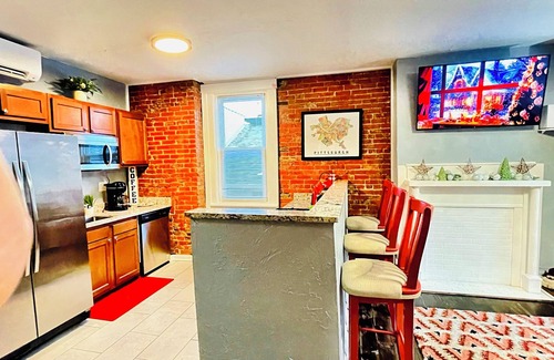 East Allegheny Apartment | *2 BR/2 Bath IDEAL Hospital Access*Free Park*Walk