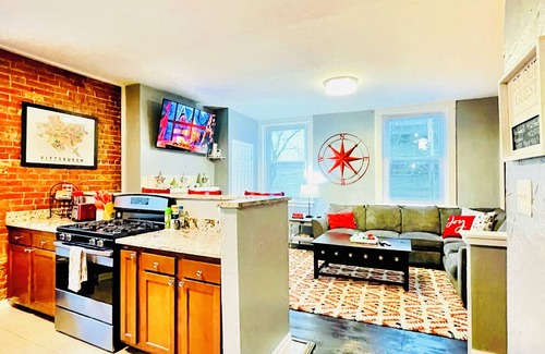 East Allegheny Apartment | *2 BR/2 Bath IDEAL Hospital Access*Free Park*Walk