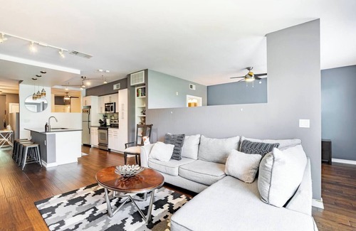 Oak Lawn Condo | 2 BR Oak Lawn Condo WFH Setups Gated Parking