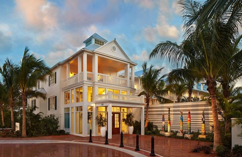 Historic Seaport House | 2 BR Spacious Suite w/Living Area and Balcony | Outdoor Pools
