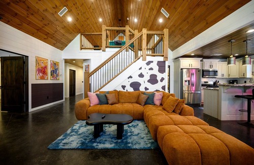 Hochatown Cabin | 2-Cabin Retreat| Pool Table | Hot Tubs | Mini Golf